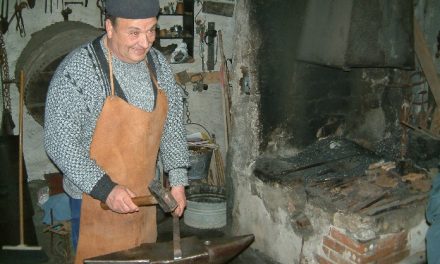 FABBRI–Tra incudini, ferro e fuoco, soffrono ma reggono 472 fabbri di Sardegna.