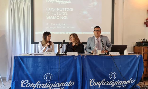 ASSEMBLEA REGIONALE CONFARTIGIANATO SARDEGNA – Maria Amelia Lai riconfermata Presidente Regionale per il prossimo biennio. Presentati numeri del “patrimonio” delle piccole e medie imprese sarde: 109mila realtà con quasi 250mila dipendenti: il 20% sono artigiane. Ecco le linee dell’Associazione per i prossimi 2 anni e le richieste alla Politica Regionale: insularità, incentivi, energia e verifica dell’attività politica. La Presidente: “Necessaria maggiore attenzione alle imprese più piccole e fragili”. Al via anche il “rating”, il misuratore degli impegni della Politica sarda. L’Assessora all’Industria Pili: “Lavoriamo insieme per potenziare e sostenere le imprese anche sbloccando la Legge 949. La settimana prossima tavolo tecnico sull’energia e sul fondo da 70milioni”.
