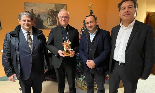 Confartigianato Sud Sardegna e Coldiretti Cagliari hanno consegnato al Vescovo Baturi la statuina del “maestro imprenditore e del suo apprendista”.
