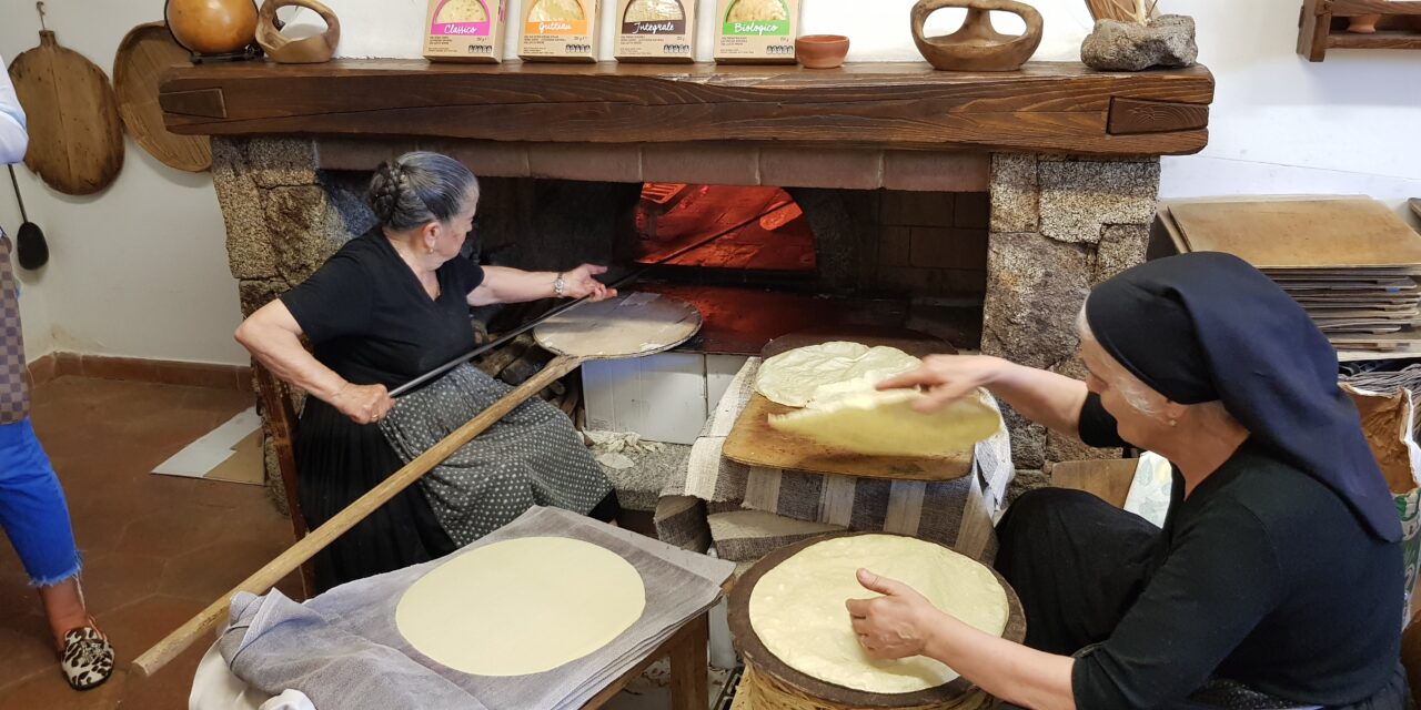 NUORO – Pane carasau e imprese – Sabato 25 il pane carasau e le imprese artigiane nuoresi protagoniste di “Officina Italia”, programma nazionale di Rai Tre. Mula di Oliena e Battacone di Irgoli, con Riccardo Porta di Confartigianato Nazionale, guideranno i telespettatori alla conoscenza di uno dei prodotti sardi più comprati e rinomati.