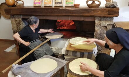 NUORO – Pane carasau e imprese – Sabato 25 il pane carasau e le imprese artigiane nuoresi protagoniste di “Officina Italia”, programma nazionale di Rai Tre. Mula di Oliena e Battacone di Irgoli, con Riccardo Porta di Confartigianato Nazionale, guideranno i telespettatori alla conoscenza di uno dei prodotti sardi più comprati e rinomati.