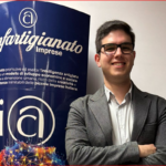 GIOVANI IMPRESE – Mattia Urru è il nuovo Presidente dei Giovani Imprenditori di Confartigianato Sardegna. 25enne di Quartu si occupa di servizi digitali. Urru: “Abbiamo il compito di lavorare bene per creare le condizioni migliori alle prossime generazioni”. L’analisi di Confartigianato Sardegna: imprese giovanili in calo ma la young economy non si arrende. Presentata la ricerca Censis-Confartigianato: gli under 35 ad un impiego tradizionale, ripetitivo, imprigionato in gerarchie, preferiscono un lavoro libero e creativo.