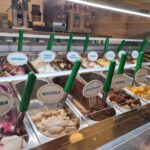 GELATO – Per il “re dell’estate” i sardi spendono 37milioni di euro. 173 laboratori di gelateria per far gustare coni, coppette, granite, ghiaccioli e sorbetti. Giacomo Meloni (Presidente Confartigianato Sardegna): “Un prodotto sano e realizzato con ingredienti autentici che va salvaguardato dalle imitazioni non artigianali presenti sul mercato”. Costi di energia e prodotti aumentati oltre il 40%. In Parlamento la proposta di una denominazione per tutelare il gelato artigianale italiano.