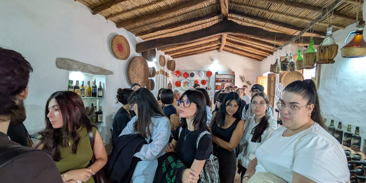 ARTIGIANATO ARTISTICO NUORESE – 25 studenti universitari di Alghero in Barbagia per un progetto su design e artigianato artistico, tipico e tradizionale. Le imprese artigiane di Nuoro e Oliena si aprono alla “contaminazione” grazie all’iniziativa dell’Università di Sassari, RADIBA e Confartigianato Nuoro-Ogliastra.