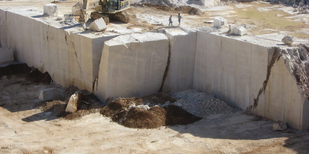 MARMO E LAPIDEO – Export in crisi ma le imprese sarde resistono. 416 realtà, 182 artigiane con 1.522 addetti, che sostengono l’economia regionale. Giacomo Meloni (Presidente Confartigianato Sardegna): “Settore sano che ha bisogno di appalti pubblici e norme per riprendere a crescere”.Il vero problema è il prodotto lavorato e finito fuori dall’Isola.