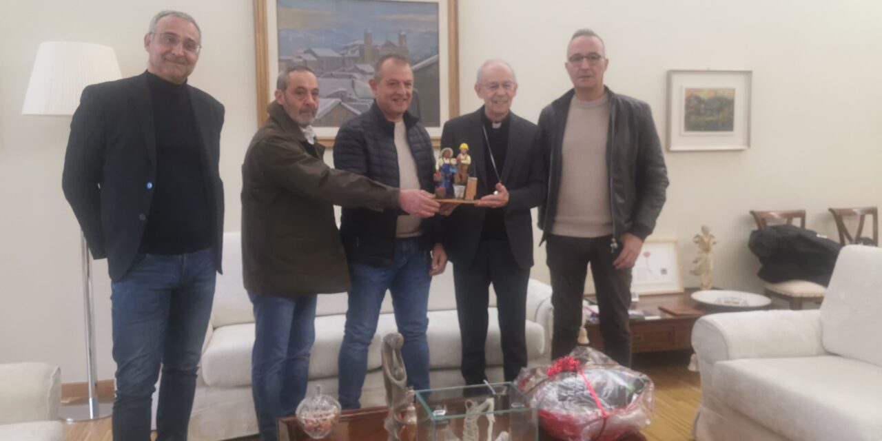 NUORO – Confartigianato Nuoro Ogliastra e Coldiretti Nuoro Ogliastra hanno consegnato al Vescovo di Nuoro e Lanusei le tradizionali statuine presepiali. Le figure di quest’anno sono una imprenditrice agricola e un artigiano edile.