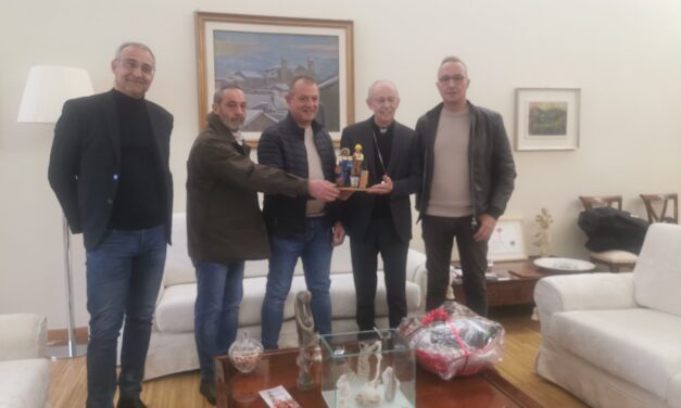 NUORO – Confartigianato Nuoro Ogliastra e Coldiretti Nuoro Ogliastra hanno consegnato al Vescovo di Nuoro e Lanusei le tradizionali statuine presepiali. Le figure di quest’anno sono una imprenditrice agricola e un artigiano edile.