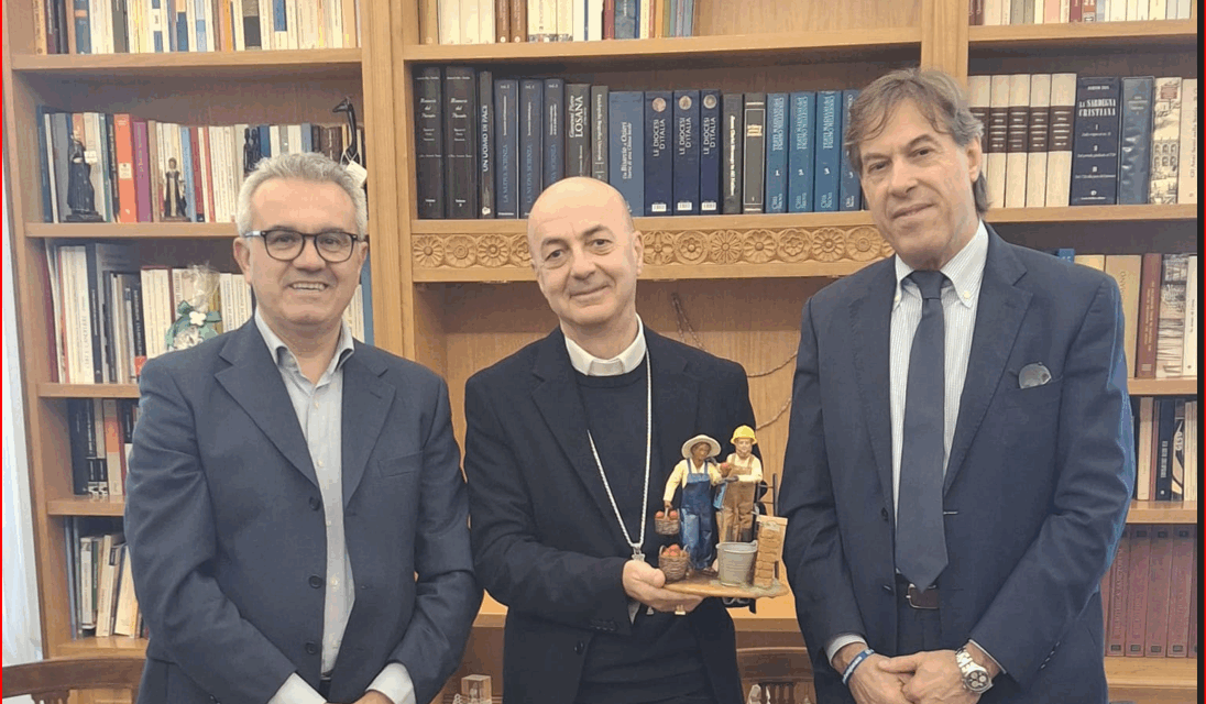 IGLESIAS – Confartigianato Sud Sardegna e Coldiretti Iglesias-Carbonia hanno consegnato al Vescovo Farci le statuine di una imprenditrice agricola e di un imprenditore edile per il presepio 2025. Iniziativa delle Associazioni degli artigiani e degli agricoltori per far emergere i temi dell’integrazione e dell’inclusione.