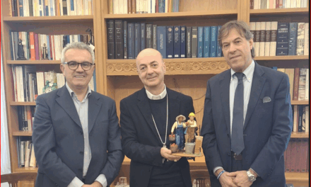 IGLESIAS – Confartigianato Sud Sardegna e Coldiretti Iglesias-Carbonia hanno consegnato al Vescovo Farci le statuine di una imprenditrice agricola e di un imprenditore edile per il presepio 2025. Iniziativa delle Associazioni degli artigiani e degli agricoltori per far emergere i temi dell’integrazione e dell’inclusione.