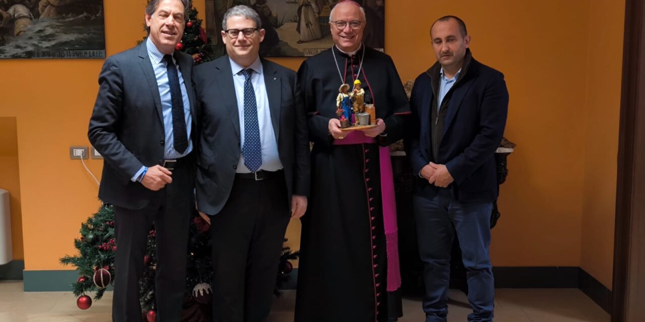 CAGLIARI – Confartigianato Sud Sardegna e Coldiretti Cagliari hanno consegnato al Vescovo Baturi la statuina del presepio 2025. Protagonisti l’imprenditrice agricola e l’artigiano edile.