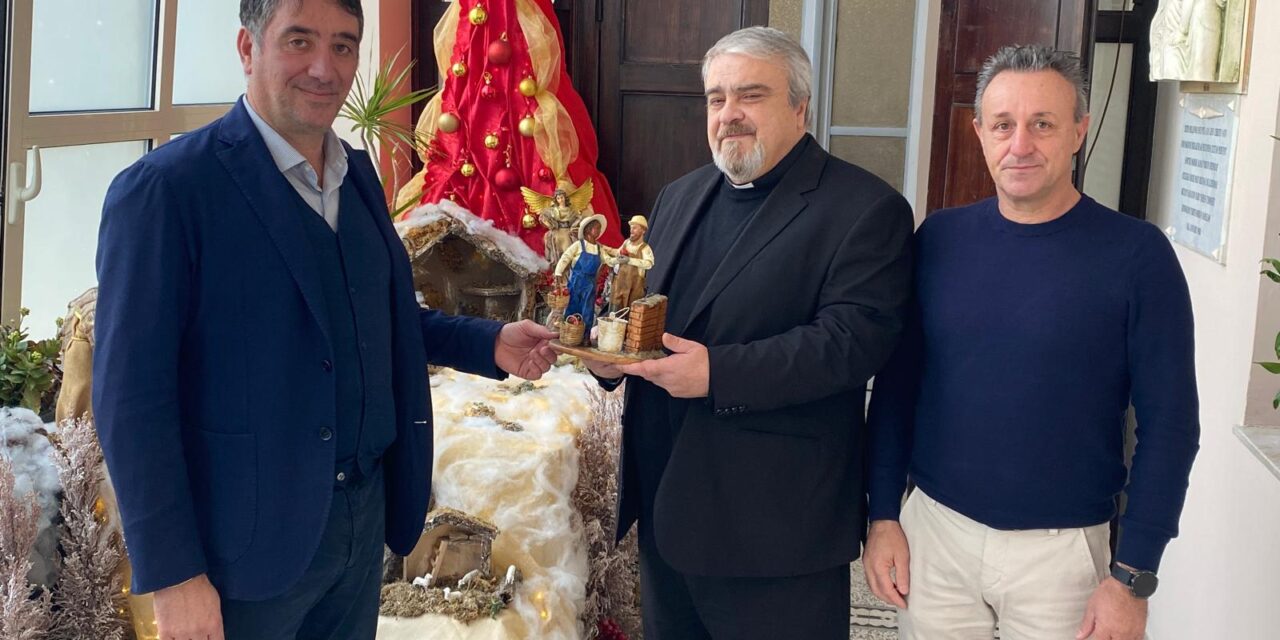 SASSARI – Confartigianato Sassari e Coldiretti Nord Sardegna hanno consegnato alla Diocesi di Sassari i nuovi personaggi del presepe 2025.Rappresentati una imprenditrice agricola e l’artigiano edile.