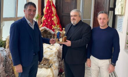 SASSARI – Confartigianato Sassari e Coldiretti Nord Sardegna hanno consegnato alla Diocesi di Sassari i nuovi personaggi del presepe 2025.Rappresentati una imprenditrice agricola e l’artigiano edile.