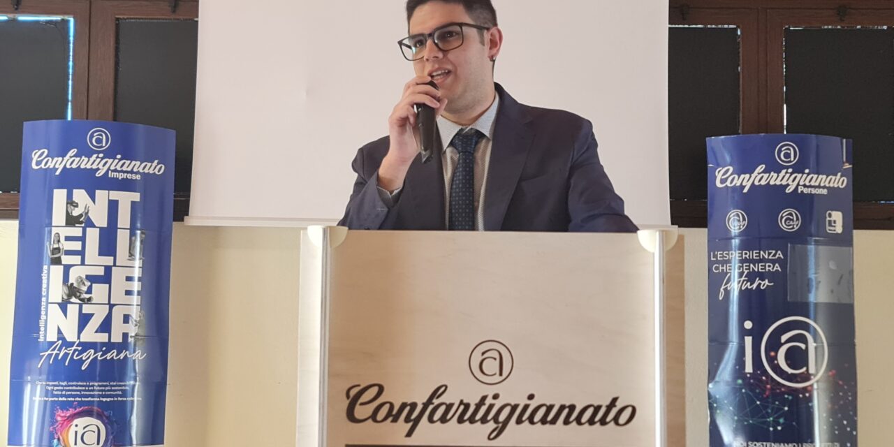 GIOVANI IMPRESE – Restanza artigiana: la Sardegna scelta dagli under 35 che hanno deciso di restare o tornare sul territorio per fare impresa. Il confronto di cento giovani imprenditori tra voglia di crescere, passaggio generazionale e crisi demografica mentre l’Isola è all’ultimo posto per opportunità e attrattività per le nuove generazioni. Presentato il dossier sulla Young Economy sarda. Mattia Urru (Presidente Giovani Imprenditori Confartigianato Sardegna): “Isola ancora in equilibrio precario tra fragilità e potenziale ma servono leggi di sviluppo adatte ai giovani”.