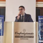 GIOVANI IMPRESE – Restanza artigiana: la Sardegna scelta dagli under 35 che hanno deciso di restare o tornare sul territorio per fare impresa. Il confronto di cento giovani imprenditori tra voglia di crescere, passaggio generazionale e crisi demografica mentre l’Isola è all’ultimo posto per opportunità e attrattività per le nuove generazioni. Presentato il dossier sulla Young Economy sarda. Mattia Urru (Presidente Giovani Imprenditori Confartigianato Sardegna): “Isola ancora in equilibrio precario tra fragilità e potenziale ma servono leggi di sviluppo adatte ai giovani”.