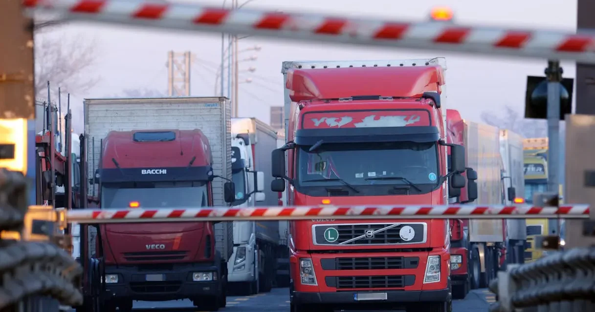 AUTOTRASPORTO– Si spengono i motori dei camion: presto anche nell’Isola mezzi fermi nei piazzali. Nei prossimi giorni la data e le modalità attuative. Giacomo Meloni (Presidente Confartigianato Sardegna): “Conviene più star fermi che viaggiare in perdita”. Il messaggio ai cittadini e consumatori: non siamo noi a speculare con i rincari delle merci.