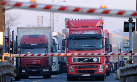 AUTOTRASPORTO– Si spengono i motori dei camion: presto anche nell’Isola mezzi fermi nei piazzali. Nei prossimi giorni la data e le modalità attuative. Giacomo Meloni (Presidente Confartigianato Sardegna): “Conviene più star fermi che viaggiare in perdita”. Il messaggio ai cittadini e consumatori: non siamo noi a speculare con i rincari delle merci.